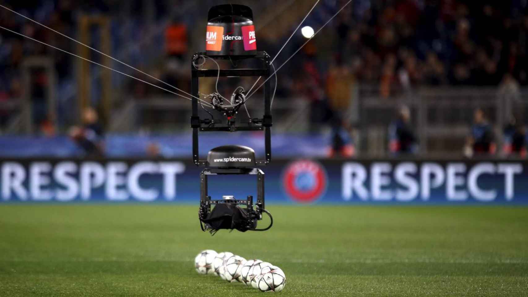 Una cámara antes de un partido de Champions League / EFE