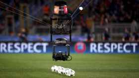 Una cámara antes de un partido de Champions League / EFE