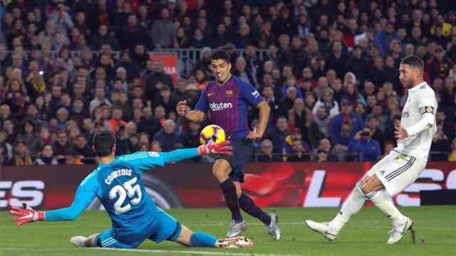 Luis Suárez disparando al arco de Thibaut Courtois / EFE