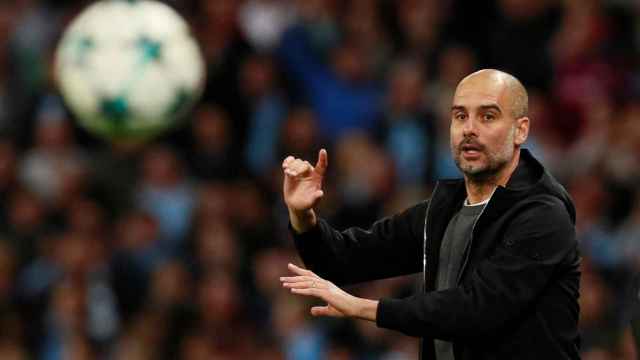 Pep Guardiola en el banquillo del Manchester City / EFE