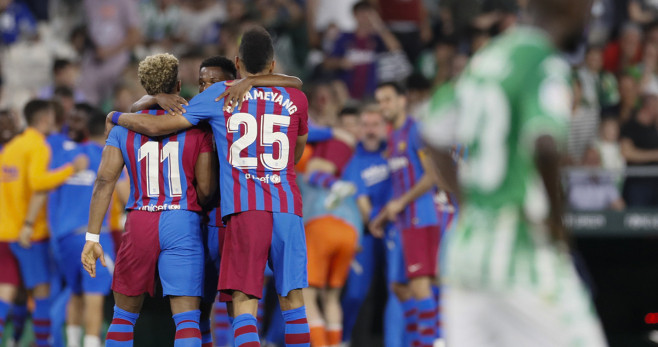 Aubameyang, abrazando a Ansu Fati y Adama Traoré, tras el gol de la victoria de Jordi Alba contra el Betis / EFE