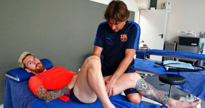 Messi, siendo atendido por un fisio del Barça / FCB