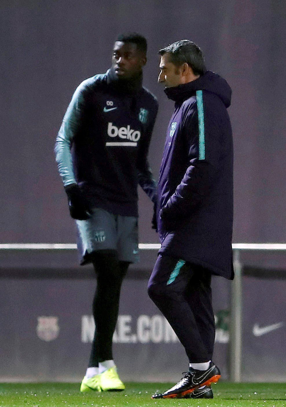 El entrenador del FC Barcelona, Ernesto Valverde, y el delantero francés Ousmane Dembele (i), durante un entrenamiento en la ciudad deportiva Joan Gamper / EFE - Alberto Estévez