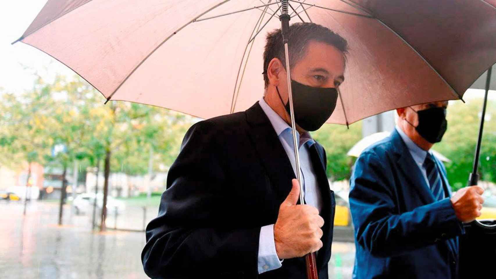 Josep Maria Bartomeu llega a los juzgados un día de lluvia / EFE