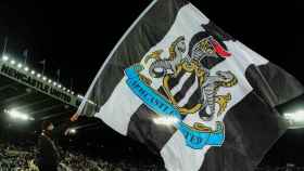 Fan del Newcastle ondea la bandera de su club/AFP
