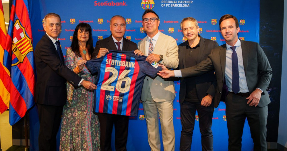 Rafa Yuste lidera la representación del Barça, durante la renovación del patrocinio de Scotiabank / FCB
