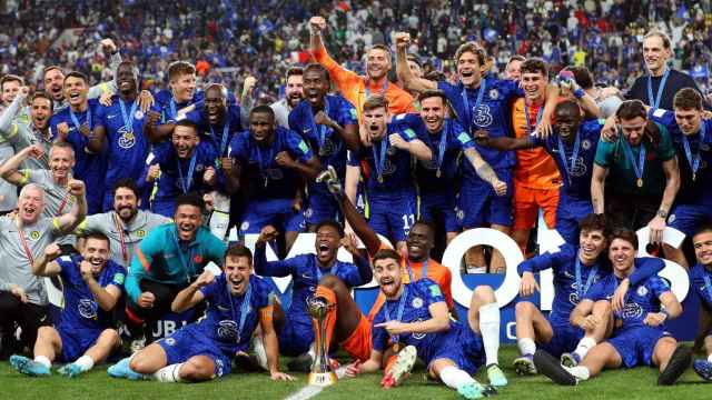 Los jugadores del Chelsea, entre ellos un fichaje pretendido por el Barça, celebran su victoria en la final del Mundial de Clubes / EFE