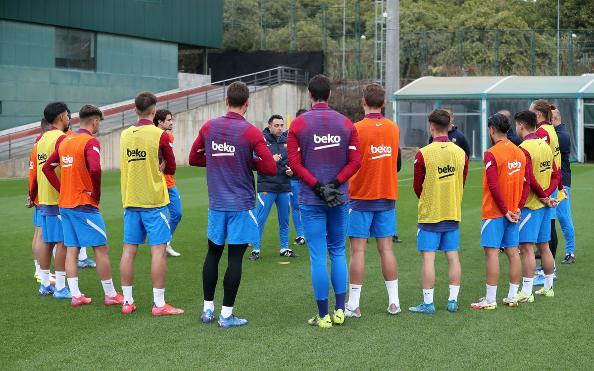 Xavi Hernández da instrucciones a los jugadores del Barça en un entrenamiento / FCB