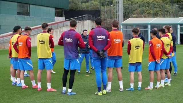 Xavi Hernández da instrucciones a los jugadores del Barça en un entrenamiento / FCB