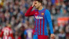 Piqué, que simboliza los problemas del Barça en defensa, se lamenta de un error contra el Atlético / EFE