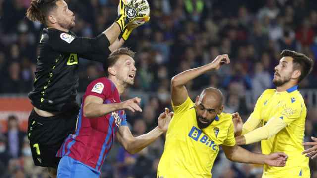 Ledesma, atrapando el balón por encima de Luuk de Jong en el Barça Cádiz / EFE