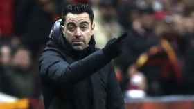 Xavi, dando indicaciones, durante el triunfo del Barça contra Galatasaray / EFE