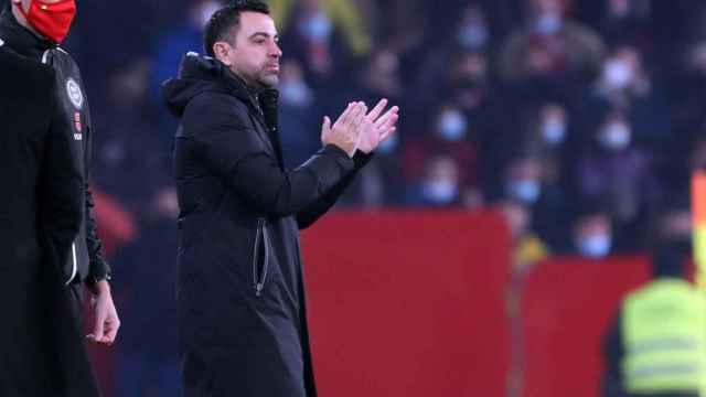 Xavi Hernández anima a sus futbolistas en Granada / FCB