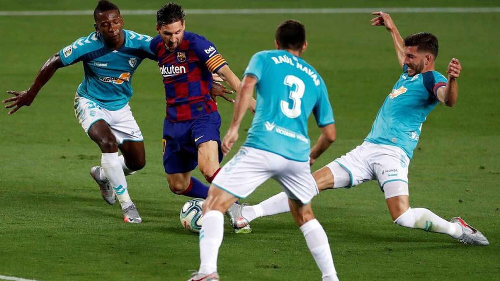 Messi intenta superar a diferentes jugadores del Osasuna | EFE
