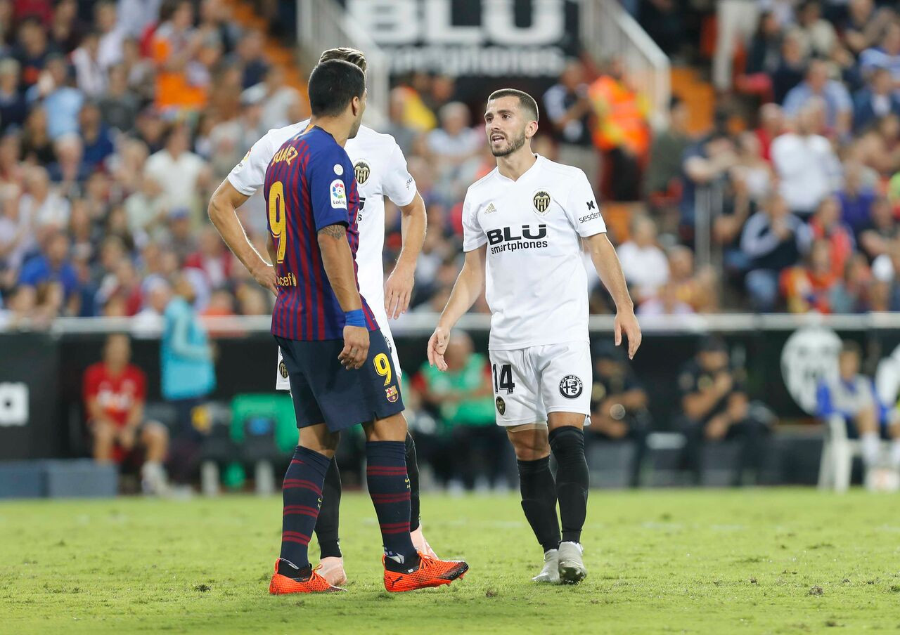 Luis Suárez, en una acción contra José Gaya del Valencia | EFE