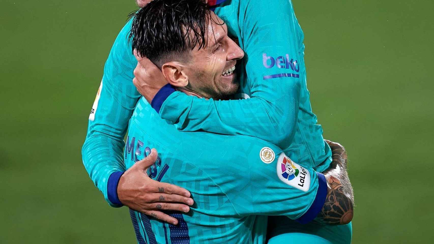 Griezmann celebra junto a Leo Messi su gol ante el Villarreal | EFE