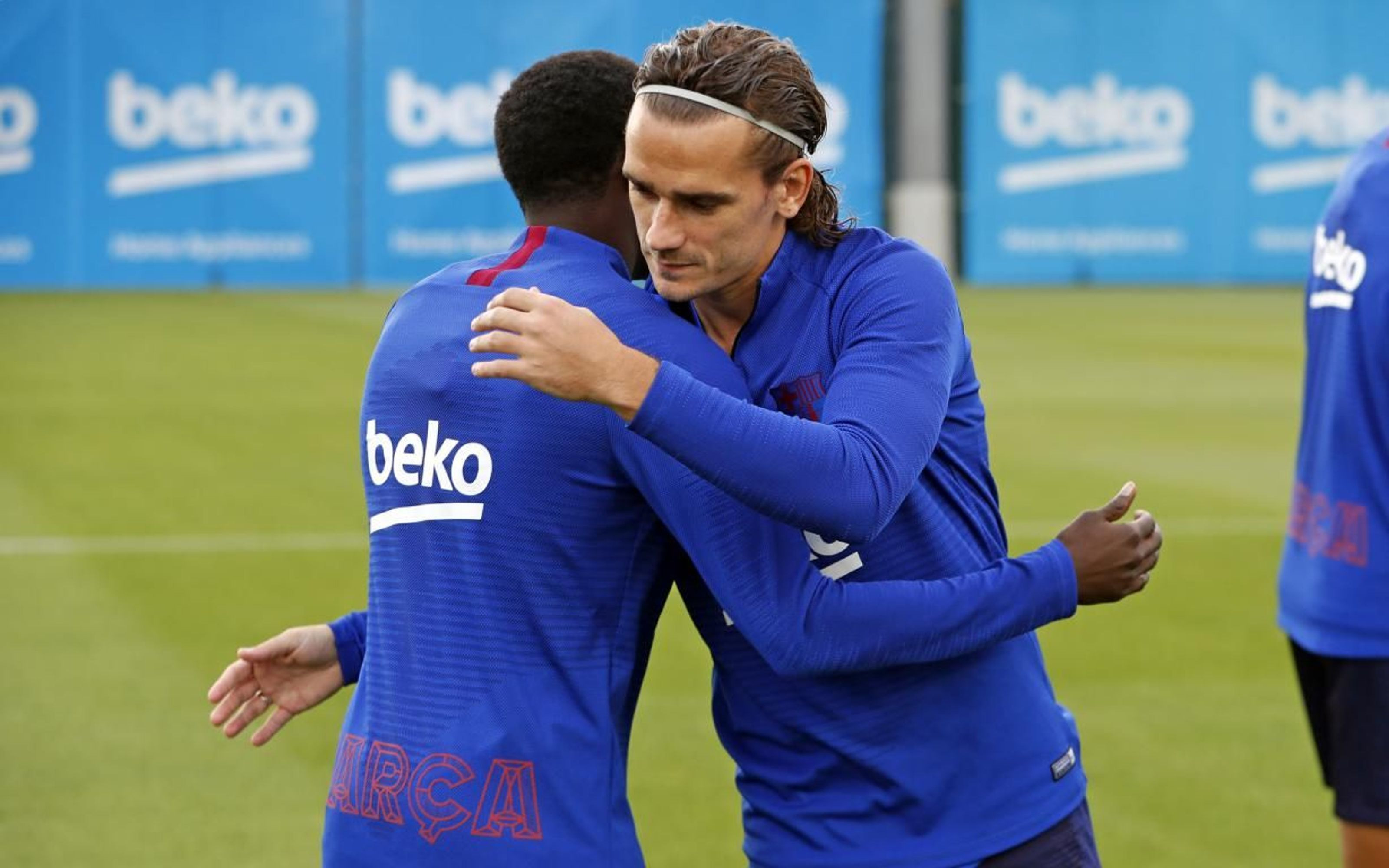 Dembelé y Griezmann saludándose antes de un entrenamiento del Barça / FC Barcelona