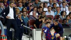 Leo Messi es atendido en la banda en el duelo frente al Villarreal / EFE