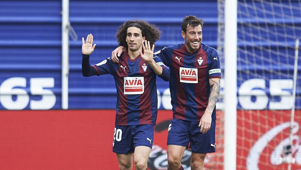 Cucurella y Enrich celebrando el gol del Eibar contra el Barça / EFE