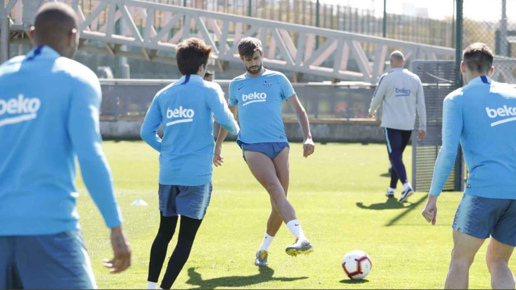 Gerard Piqué y Riqui Puig vuelven a un entrenamiento del Barça tras jugar con Catalunya / FCB