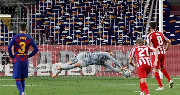 Saúl transforma el penalti del Atlético de Madrid / EFE