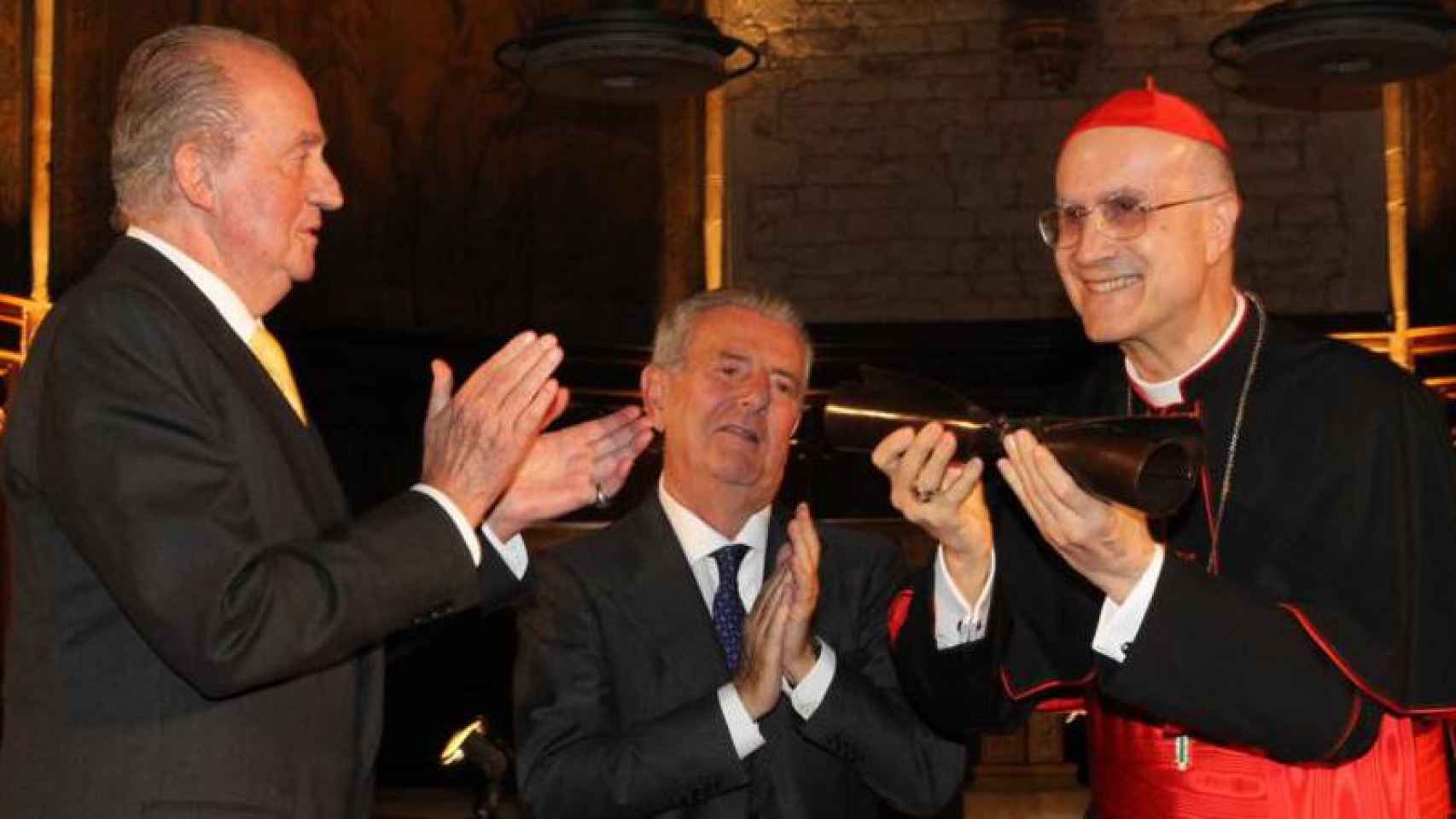 Imagen de la entrega del IV Premio Internacional Conde de Barcelona al cardenal Tarcisio Bertone.