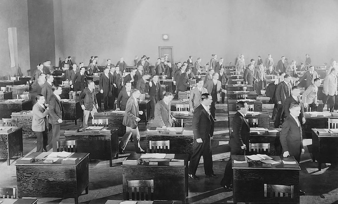 Fotograma de la película comunitarista 'The Crowd' (1928), dirigida por King Vidor