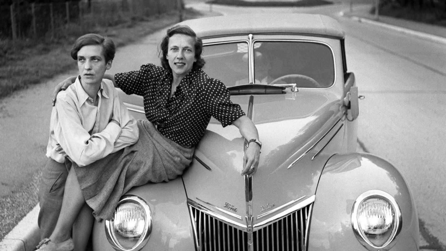 Annemarie Schwarzenbach y Ella Maillard posan junto a su Ford Roaster