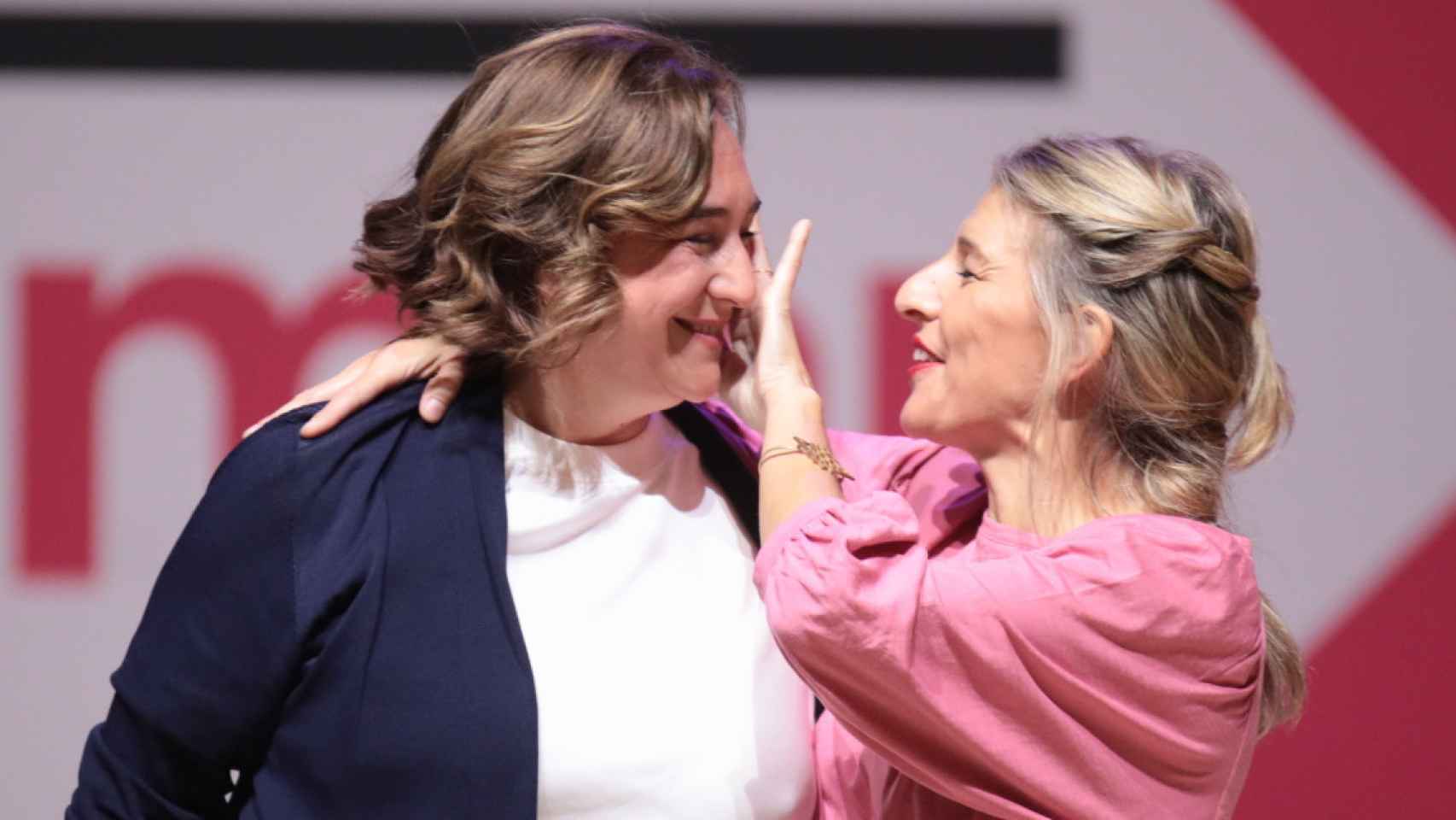 La vicepresidenta segunda y ministra de Trabajo y Economía Social, Yolanda Díaz (d), y la alcaldesa de Barcelona, Ada Colau (i) / KIKE RINCÓN - EUROPA PRESS