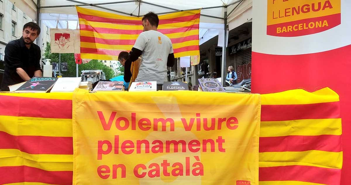 Parada de Plataforma per la Llengua en el pasado Sant Jordi con una pancarta contra el bilingüismo: Queremos vivir plenamente en catalán / @llenguacat (TWITTER)