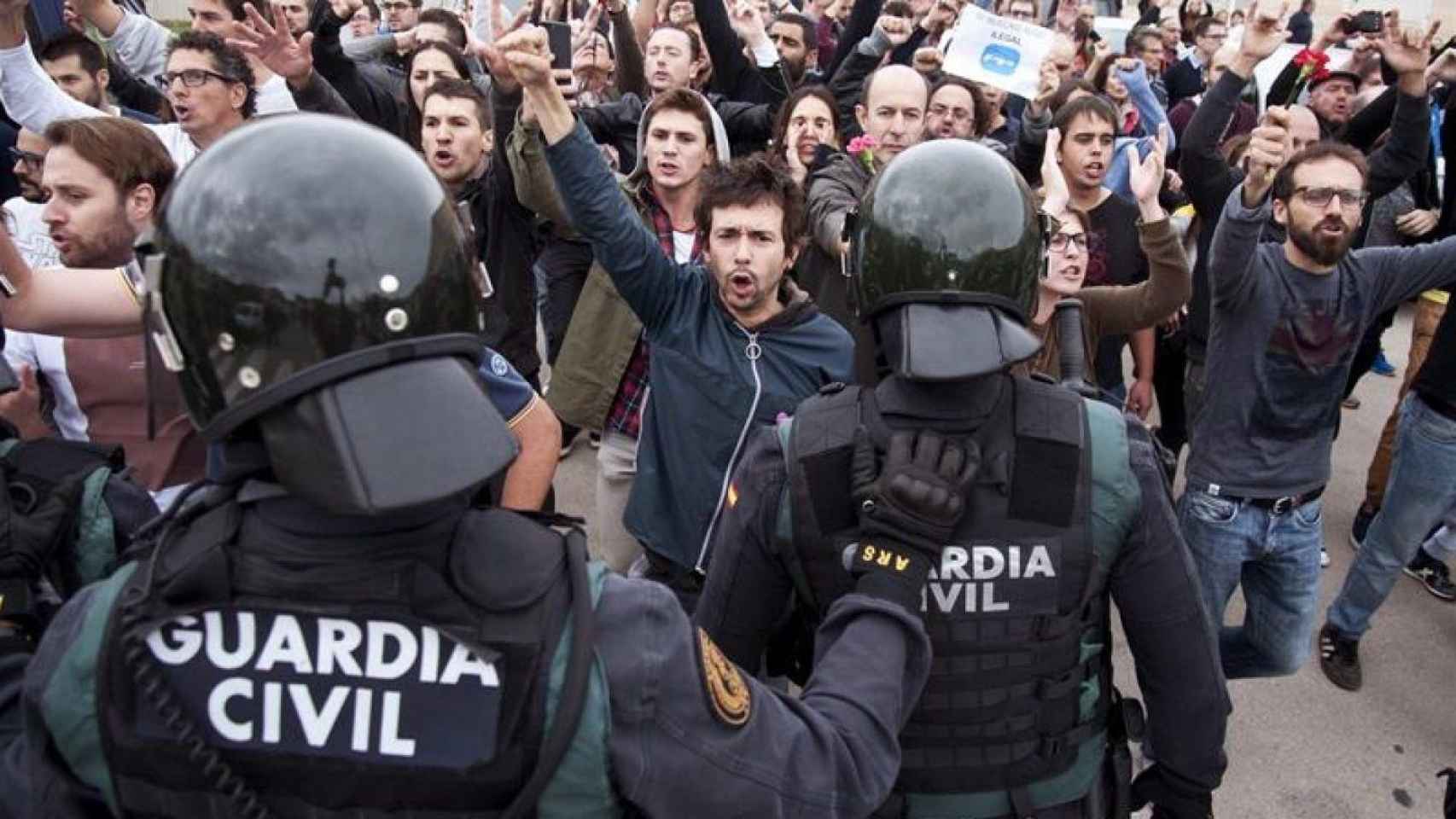 Dos agentes de la Guardia Civil en Sant Julià de Ramis (Girona) durante el referéndum ilegal de secesión del 1-O / EFE