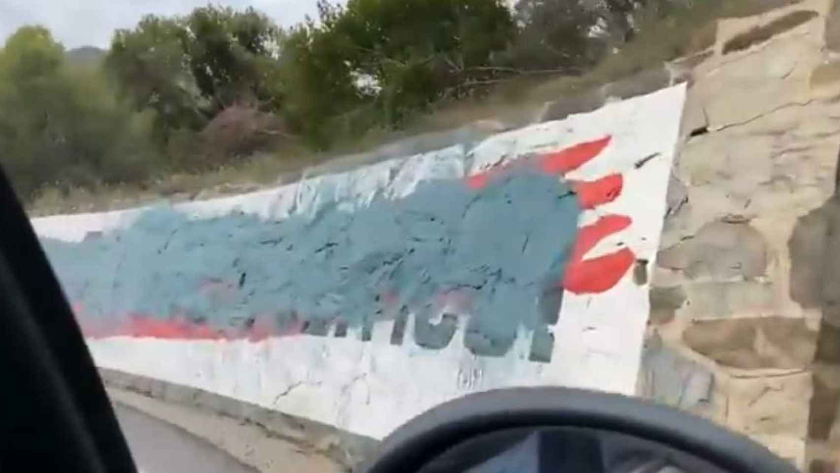 Pintada secesionista eliminada en Cadaqués / RESISTENCIA ALTA TABARNIA (@TabarniaSur)