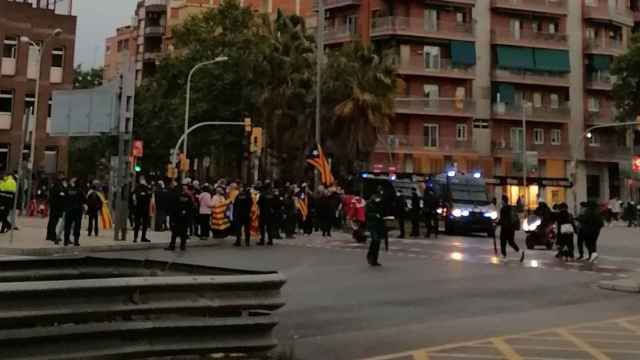 Una docena de independentistas cortando la Avenida Meridiana de Barcelona / MERIDIANA SIN CORTES