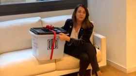 Meritxell Budó posa con la urna que ha cedido a una campaña solidaria para niños desfavorecidos / TWITTER