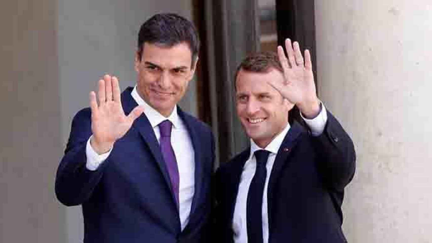 Pedro Sánchez (i) y Emmanuel Macron (d), cuyo gobierno se desmarcó del manifiesto 'procesista' de los senadores franceses, en una imagen de archivo / EFE