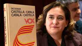 Ada Colau con un diccionario castellano-catalán. Discriminación lingüística / CG