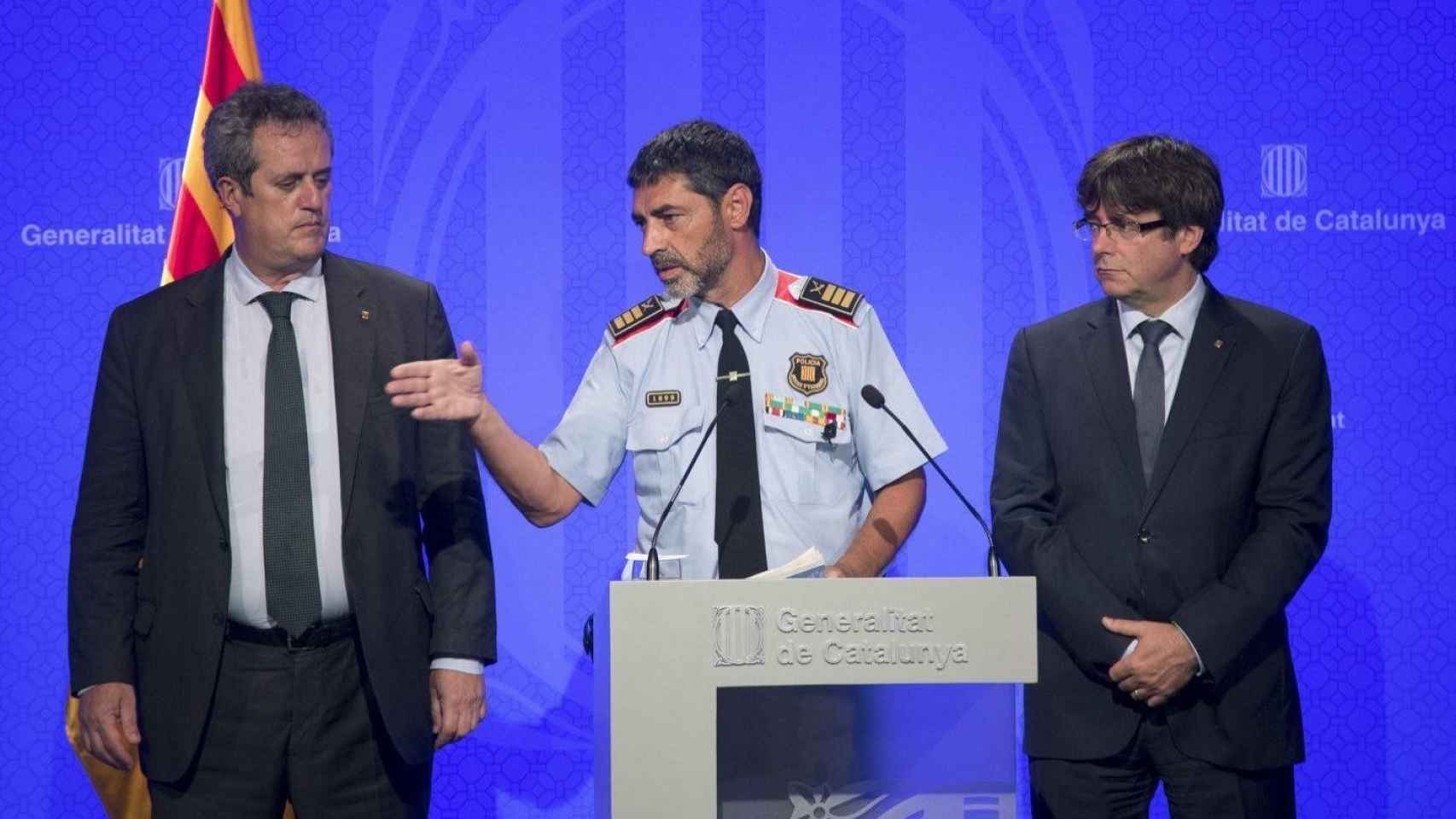 Imagen de archivo de Joaquim Forn, Josep Lluís Trapero y Carles Puigdemont hablando con los medios poco después de los atentados / EFE