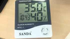 Un termómetro marca 35 grados en el interior de los Juzgados de Sabadell / EUROPA PRESS