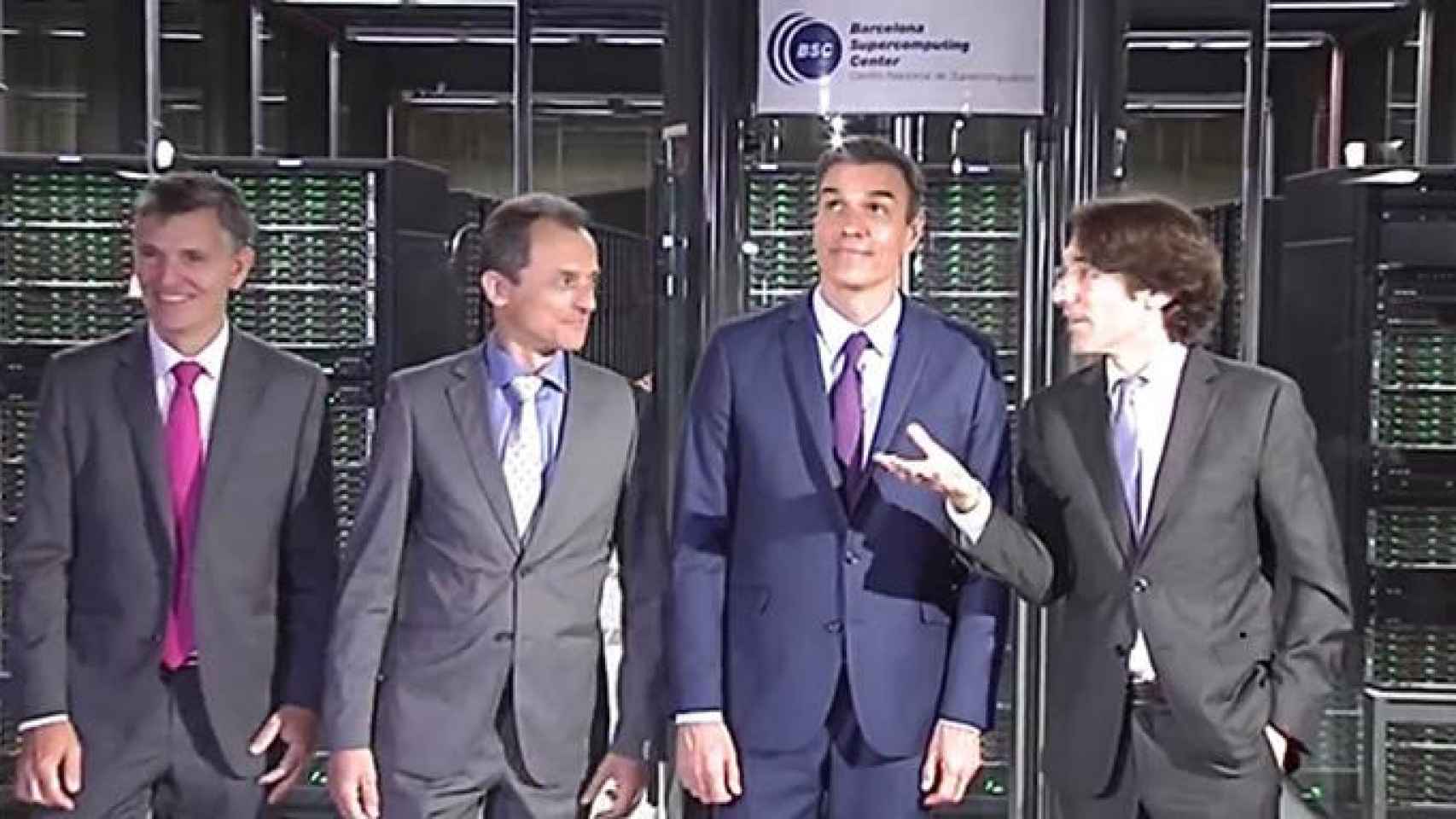 El presidente Pedro Sánchez, junto al ministro de Ciencia, Pedro Duque, en el Barcelona Supercomputing Center-Centro Nacional de Supercomputación / CG