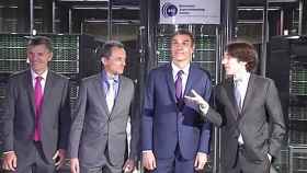 El presidente Pedro Sánchez, junto al ministro de Ciencia, Pedro Duque, en el Barcelona Supercomputing Center-Centro Nacional de Supercomputación / CG