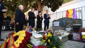 Pedro Sánchez en el homenaje a la tumba de Antonio Machado en Cotlliure (Francia) / PEDRO SÁNCHEZ