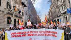 Concentración constitucionalista frente a la delegación de Gobierno de Barcelona / @ShaAcabat