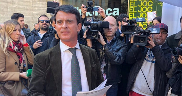 El exprimer ministro francés Manuel Valls en un mitin en el Raval / TWITTER