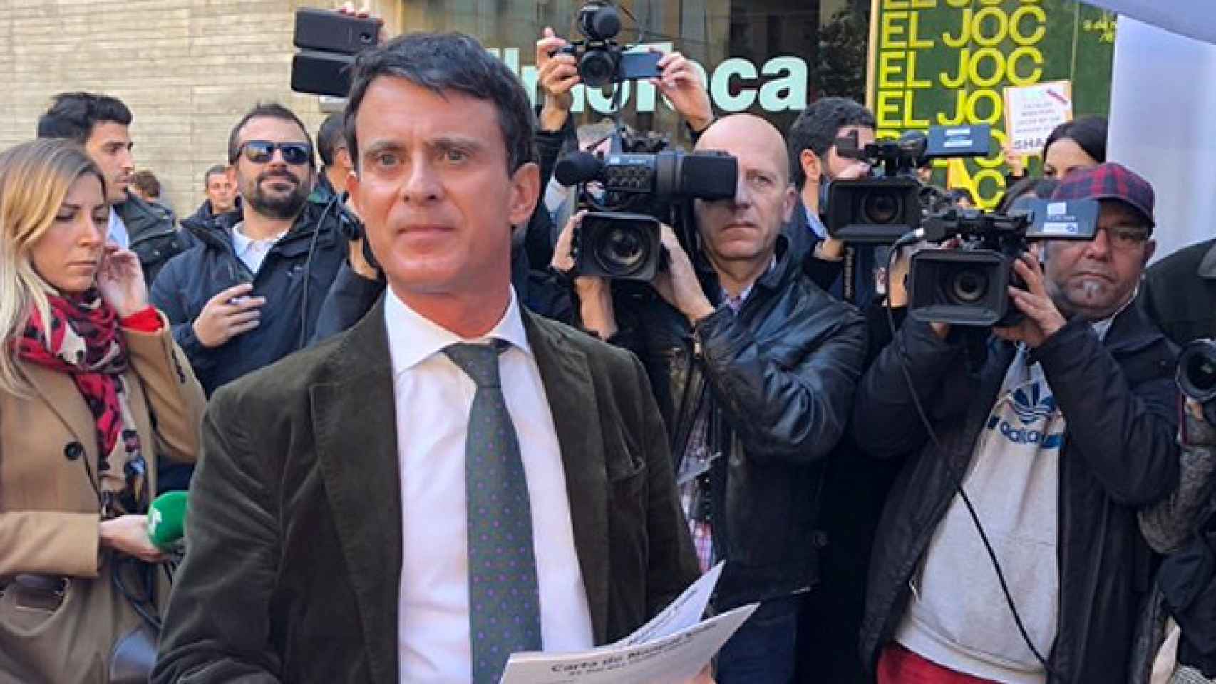 El exprimer ministro francés Manuel Valls en un mitin en el Raval / TWITTER
