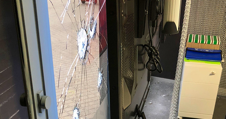 Destrozos en la sede de 'Crónica Global' tras el ataque de Arran en enero / CG