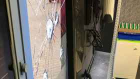 Destrozos en la sede de 'Crónica Global' tras el ataque de Arran en enero / CG