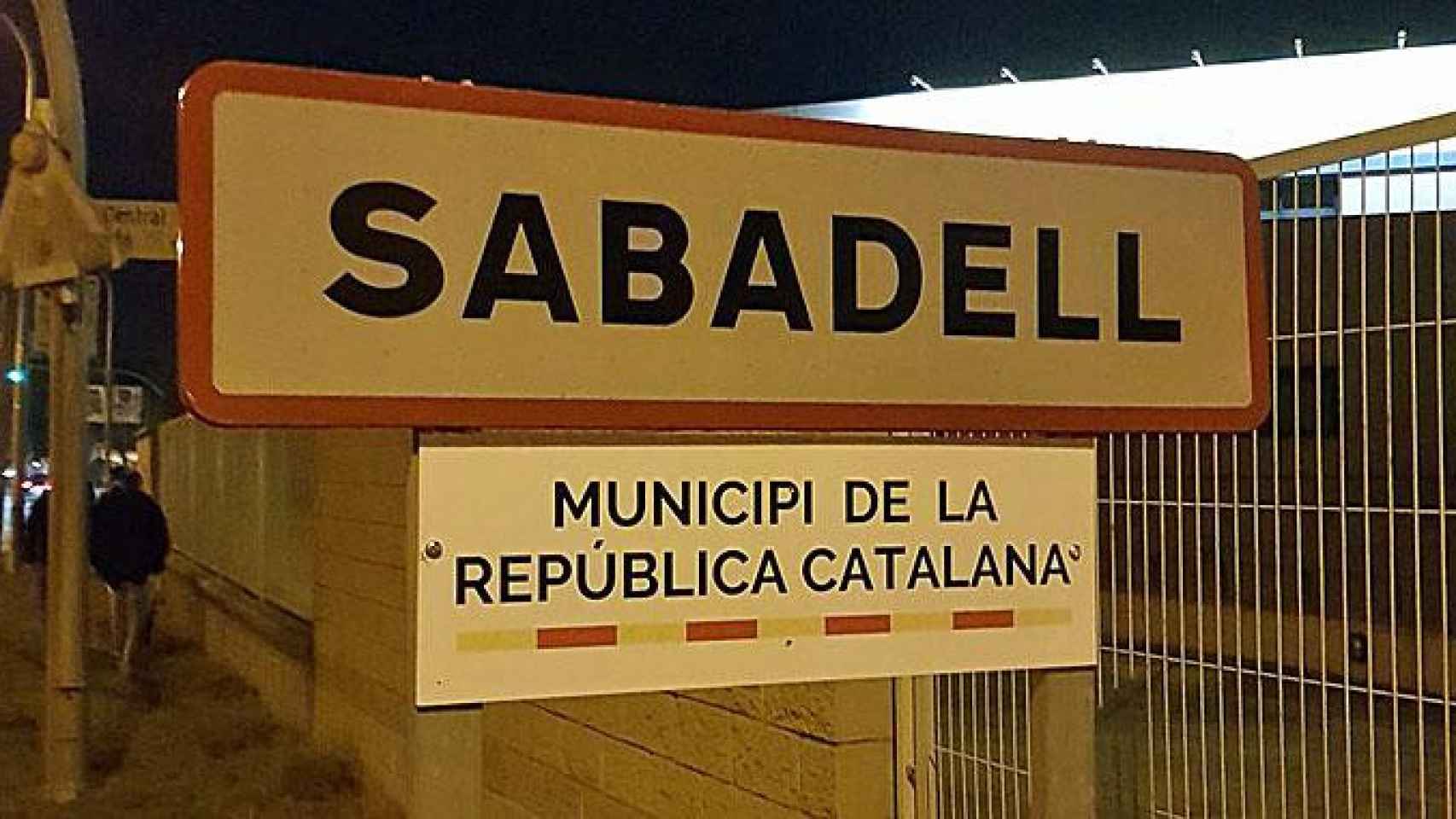 Cartel de 'Municipi de la República catalana' colocado junto al rótulo de Sabadell / CDR Sabadell