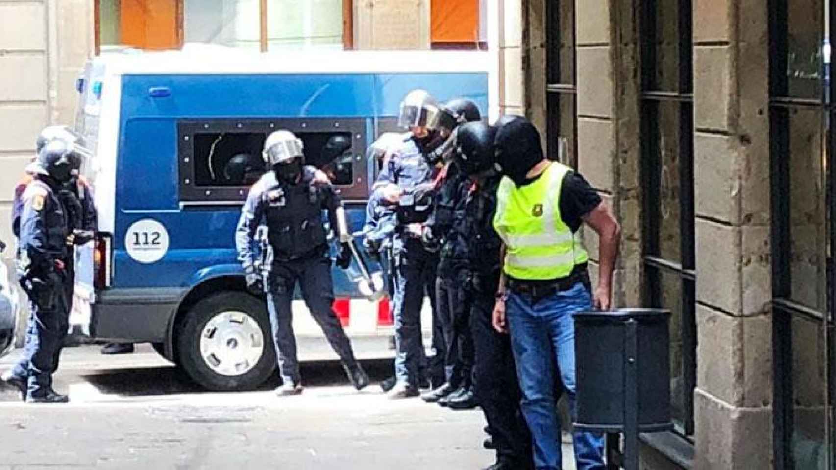 Operación policial de los Mossos d'Esquadra contra los narcopisos en el Gótico ayer viernes, 25 de mayo / CG