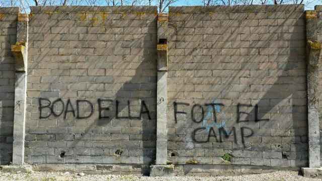 Boadella, fot el camp (Boadella, lárgate) reza la pintada que le han hecho al dramaturgo frente a su casa en la localidad de Jafre / EFE