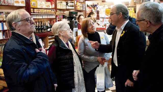 El 'exconseller' de Presidencia de la Generalitat Jordi Turull, 2ºd., que el lunes salió de prisión, conversa con los padres del expresidente de la Generalitat Carles Puigfemont, huido en Bruselas de la justicia española, durante la visita que Turull real